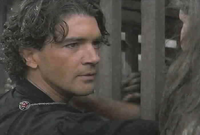 Alejandro comes to help Elena free the prisoners.