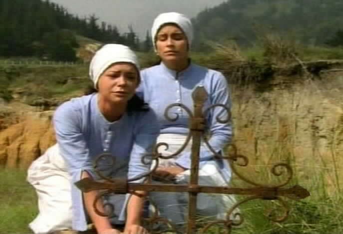 Suplicios visits her brother's grave with Maria Pia.