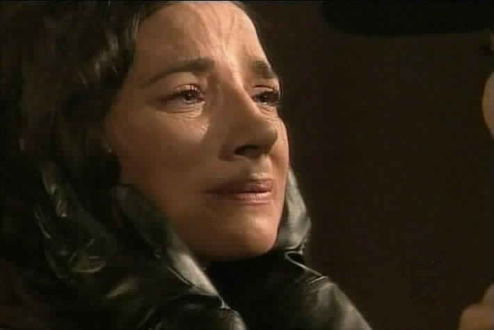 Almudena cries as she realizes that Esmeralda is alive.