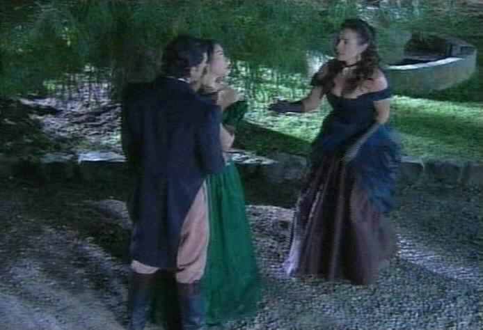 Almudena asks Esmeralda to go back home with her.