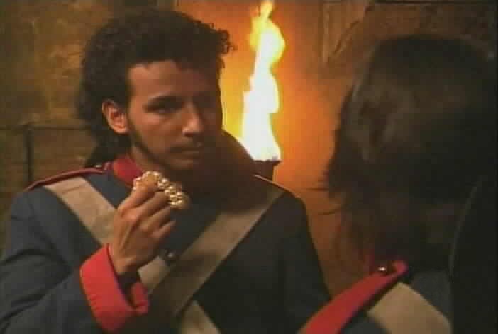 Aguirre shows the pearls to Machado.