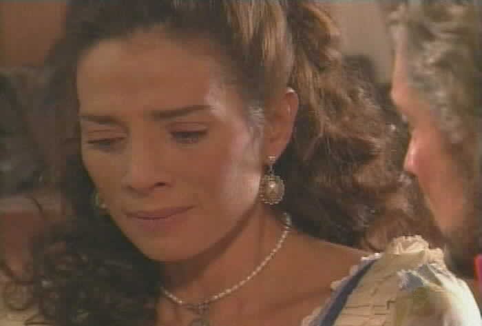 Almudena learns that Esmeralda is in prison.