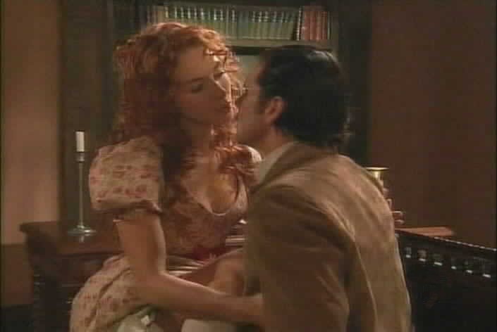 Mariangel tries to seduce Diego.