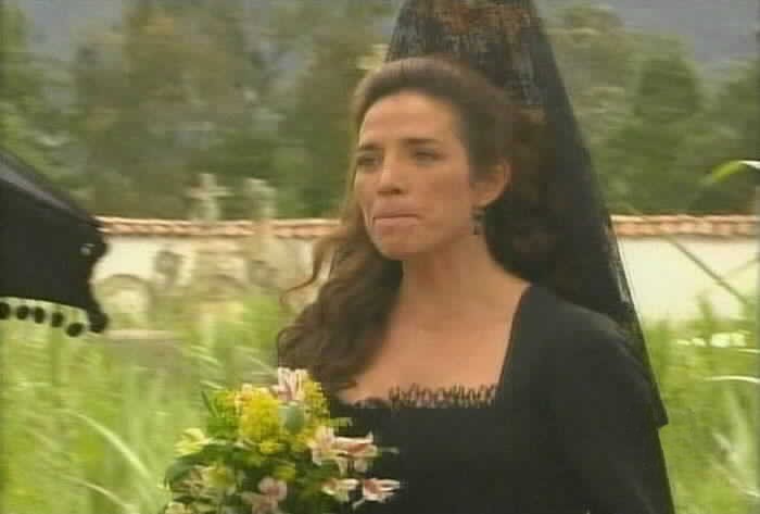Almudena arrives at the service, seething with rage.
