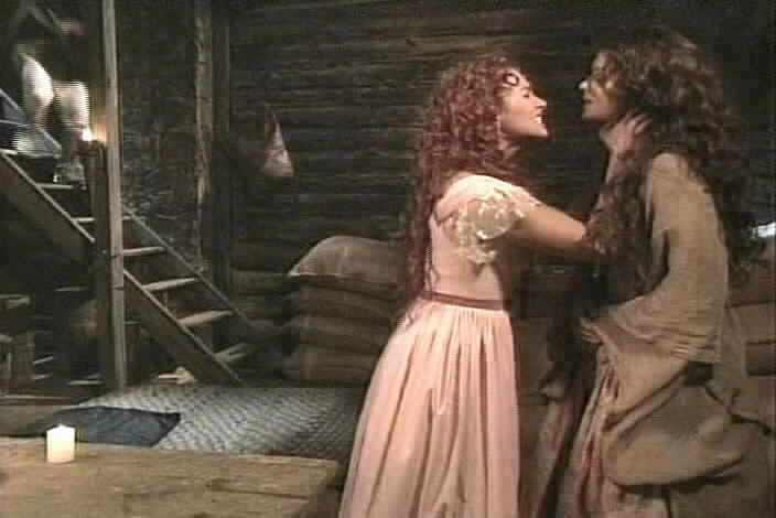 Mariangel accuses Esmeralda of ruining her life.
