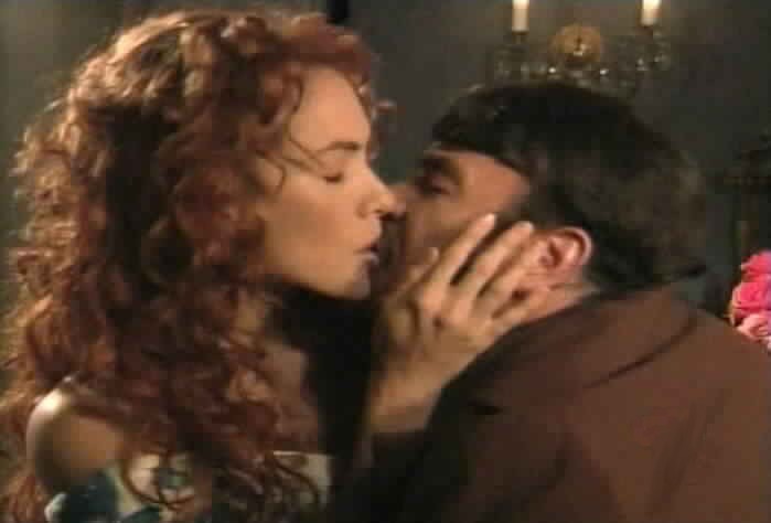 Mariangel shows her affection for Olmos.
